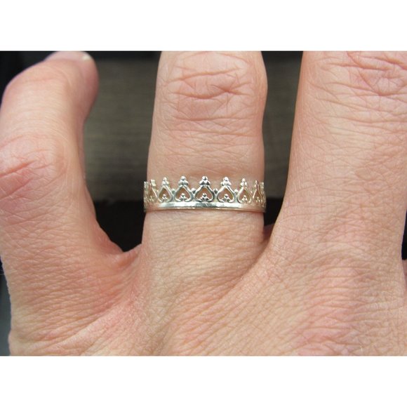 Size 8 Sterling Silver Delicate Heart Crown Band Ring - Picture 1 of 5